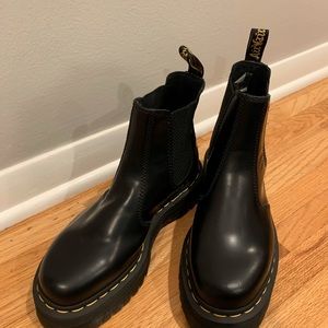 Dr Martens 2976 Polished Smooth Platform Chelsea Boots

Size 7 US NWOT